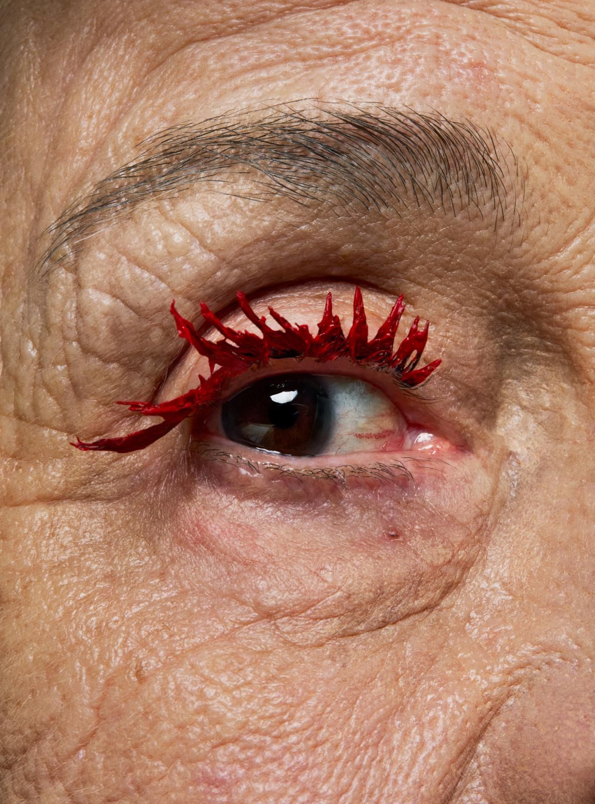 Cils rouges sculptés