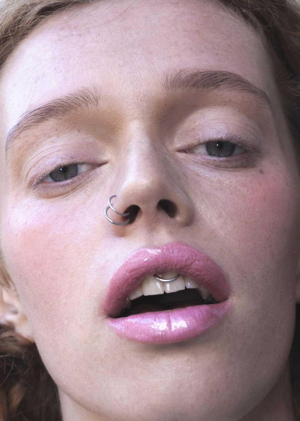Bouche rose et piercings