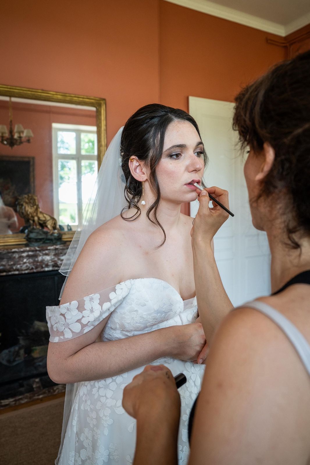 La mariée en robe, dernière retouche